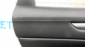 Обшивка двери карточка задняя левая Mazda CX-5 17-23 с черной вставкой кожа, подлокотник кожа черный, молдинг хром, с ручкой, царапины, потертость