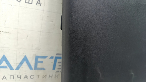 Накладка центральной стойки нижняя левая Mazda CX-5 17-24 черная, царапины, побелел пластик