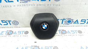 Airbag în volanul șoferului unui BMW 5 G30 17-23, negru, piele, coroziune pe emblemă, zgârieturi