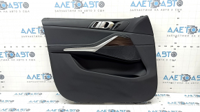 Panou ușă stânga față pentru BMW X5 G05 19-23, piele neagră, ornamente din lemn Fineline Stripe, cotieră din piele bej cu mâner și ornamente, zgârieturi