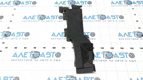 Deflectorul radiatorului stâng al modelului Mazda CX-50 23-25 este ros.