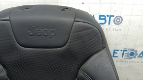 Обшивка спинки пассажирского сидения Jeep Cherokee KL 19-23 кожа черная, перфорация, подогрев, примята кожа, царапины