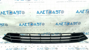 Центральная решетка переднего бампера VW Passat b8 16-19 USA R-Line, треснута, песок