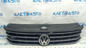 Решетка радиатора grill со значком VW Passat b8 16-19 USA R-Line, песок