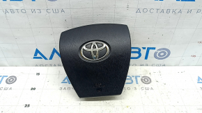 Airbag-ul volanului șoferului pentru un Toyota Prius 30 10-15 este negru și zgâriat.