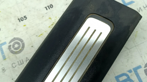 Prag interior stânga față negru Volvo XC90 16-23 cu inserție cromată iluminată, zgârieturi