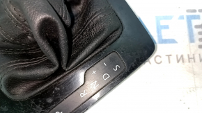 Manetă schimbător de viteze cu capac VW Passat b8 16-19 SUA, piele neagră, capac lucios, tip 2, zgârieturi și urme de zgârieturi, crom exfoliat