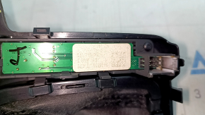 Manetă schimbător de viteze cu capac VW Passat b8 16-19 SUA, piele neagră, capac lucios, tip 2, zgârieturi și urme de zgârieturi, crom exfoliat