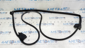 Garnitura ușii stânga față a mașinii Toyota Sienna 21-24 este ruptă.