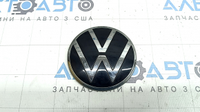 Emblema portierei portbagajului VW Tiguan 22-24 are ghidajele rupte.