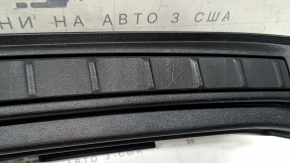 Накладка проема багажника Volvo XC40 19-26 черная, с вставками, потерта
