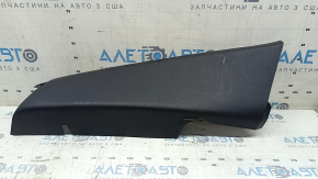Накладка задней стойки нижняя левая Volvo XC40 19-26 черная, царапины, надлом направляйки