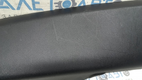 Накладка задней стойки нижняя левая Volvo XC40 19-26 черная, царапины, надлом направляйки