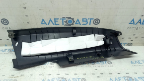 Накладка задней стойки нижняя левая Volvo XC40 19-26 черная, царапины, надлом направляйки