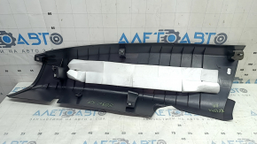 Накладка задней стойки нижняя правая Volvo XC40 19-26 черная, царапины