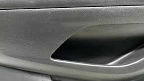 Обшивка двери карточка передняя левая Buick Encore 17-22 черная, вставка кожа черн, подлокотник кожа черн, с накладкой графит, с ручкой, без управления стеклоподъемником, без уплотнителя, царапины