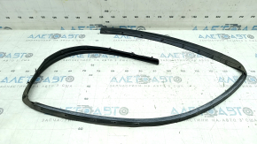 Garnitura de etanșare a capotei de la Ford Edge 19-24 este ruptă.