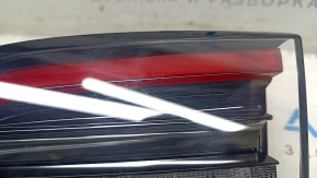 Lampa de la portbagajul din dreapta al unui Tesla Model Y 20-25 tip 1 are zgârieturi, iar sticla se exfoliază.
