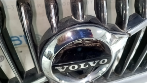 Решетка радиатора grill со значком Volvo XC60 18-21 под камеру, песок, надломаны крепления