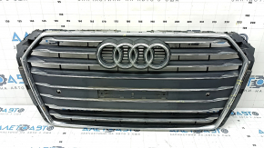 Решетка радиатора в сборе Audi A4 B9 17 с эмблемой, под парктроники, светлый хром, прижата, трещины в молдингах, тычки, надломаны крепления молдингов