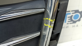 Решетка радиатора в сборе Audi A4 B9 17 с эмблемой, под парктроники, светлый хром, прижата, трещины в молдингах, тычки, надломаны крепления молдингов