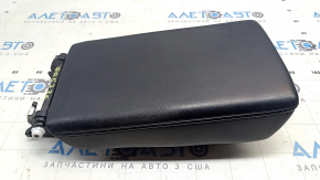 Подлокотник центральной консоли Tesla Model Y 20-25 кожа черная, серая строчка, потерта кожа