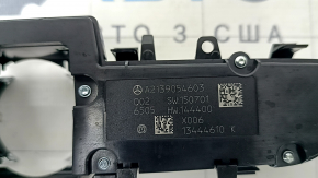 Zgârieturi pe blocul butoanelor consolei centrale Mercedes W213 E 17-20