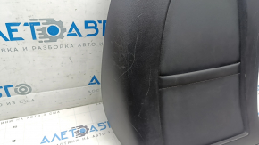 Panoul ornamental al scaunului pasagerului din spate al modelului Tesla Model Y 20-25 este negru, cu elemente de fixare rupte și zgârieturi.