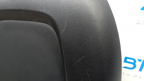 Panoul ornamental al scaunului pasagerului din spate al modelului Tesla Model Y 20-25 este negru, cu elemente de fixare rupte și zgârieturi.