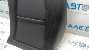 Panoul ornamental al scaunului pasagerului din spate al modelului Tesla Model Y 20-25 este negru, cu elemente de fixare rupte și zgârieturi.