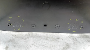 Panoul ornamental al scaunului pasagerului din spate al modelului Tesla Model Y 20-25 este negru, cu elemente de fixare rupte și zgârieturi.