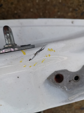 Stâlpul central stânga al unui Toyota Camry v50 12-14 SUA este tăiat cu fierăstrăul.