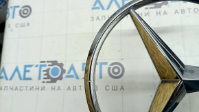 Эмблема решетки радиатора grill Mercedes W213 E 17-20 хром, AMG pkg, сломано крепление, песок