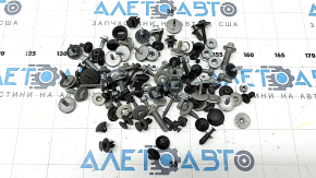 Set incomplet de accesorii pentru bara de protecție și capota unui Mercedes W213 E 17-23