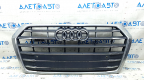 Решетка радиатора grill Audi Q5 80A 18-20 в сборе, с эмблемами, хром, под парктроники, песок, треснута, тычки, вздулся хром