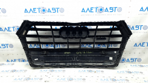 Решетка радиатора grill Audi Q5 80A 18-20 в сборе, с эмблемами, хром, под парктроники, песок, треснута, тычки, вздулся хром