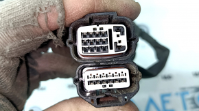 Cablajul barei spate Mitsubishi Outlander 22-25 pentru senzorii de parcare, BSM și senzorul de deschidere a portbagajului acționat de picior; conectorul pentru senzorul de deschidere a portbagajului a