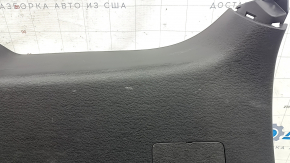 Обшивка двери багажника нижняя Mitsubishi Outlander 22-26 черная, под электро, потерта