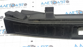 Накладка проема багажника Mitsubishi Outlander 22-26 черная, царапины, потерта