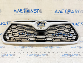 Решетка радиатора grill Toyota Highlander 20-26 без камеры и эмблемы, черный глянец с молдингом серебро