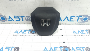 Airbag-ul volanului șoferului la Honda CRV 20-22 este negru și zgâriat.