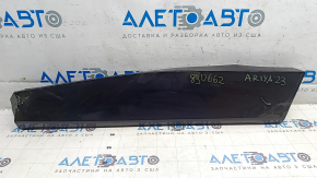 Накладка двери нижняя задняя правая Nissan Ariya 23-26 черный глянец, помята, трещины. царапины