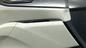 Обшивка двери карточка передняя левая Kia Sorento 21-26 HEV, PHEV черная с серым без шторки, с подлокотником кожа серая, с графит вставкой, с ручкой, под чистку, царапины, надрывы, трещина в креплении
