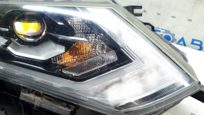 Фара передняя правая Nissan Rogue 17-18 LED, сломана направляйка, песок, под полировку