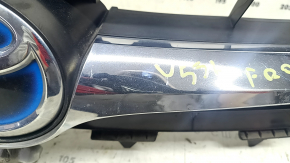 Решетка радиатора grill Toyota Camry v55 15-17 usa hybrid с эмблемой, сломано крепление, нет фрагмента, песок