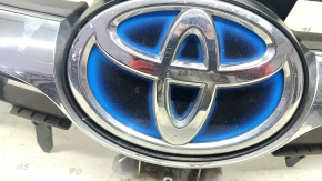 Решетка радиатора grill Toyota Camry v55 15-17 usa hybrid с эмблемой, сломано крепление, нет фрагмента, песок