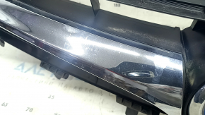 Решетка радиатора grill Toyota Camry v55 15-17 usa hybrid с эмблемой, сломано крепление, нет фрагмента, песок
