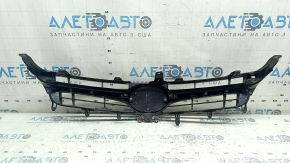 Решетка радиатора grill Toyota Camry v55 15-17 usa hybrid с эмблемой, сломано крепление, нет фрагмента, песок