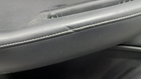 Panou ușă stânga față negru pentru Infiniti QX50 19-22, inserție din piele neagră, cotieră din piele neagră, cusături gri, ornament gri lucios, cu iluminare din spate, cu mâner, îndoit, zgârieturi