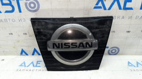 Эмблема передняя решетки радиатора Nissan Rogue 17-18 квадратная, под радар, песок, под полировку